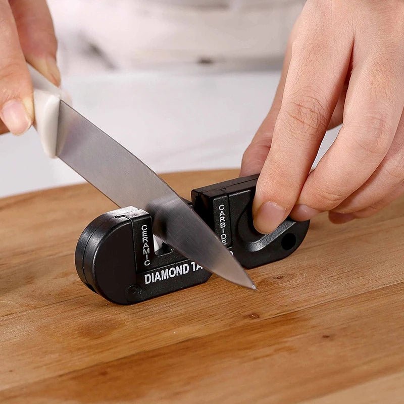 aiguiseur couteau aiguisage de couteau sur une table