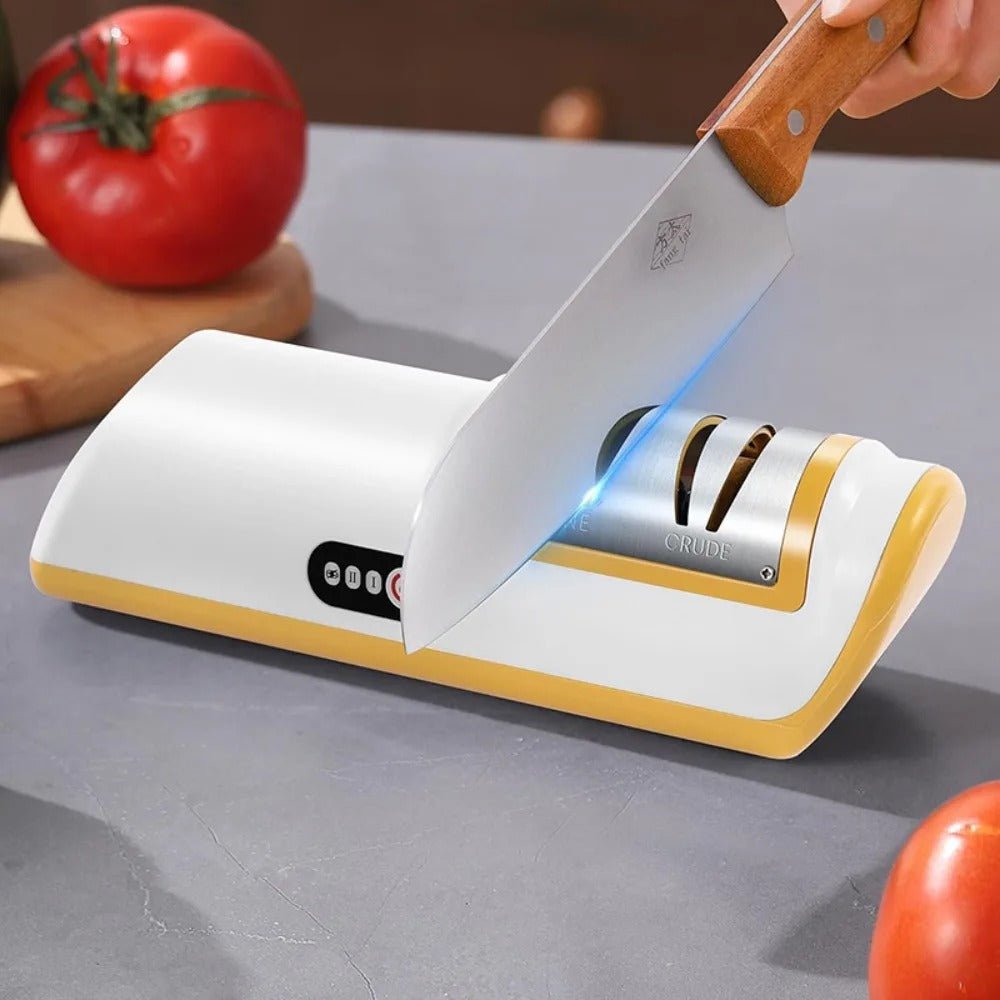 aiguiseur couteau électrique aune et blanc avec une tomate derrière