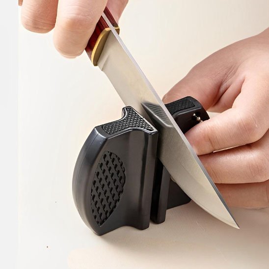 aiguiseur couteau personne qui -aiguise un couteau