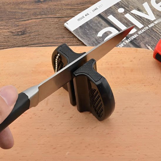 aiguiseur couteau posé sur une table avec un couteau dessus