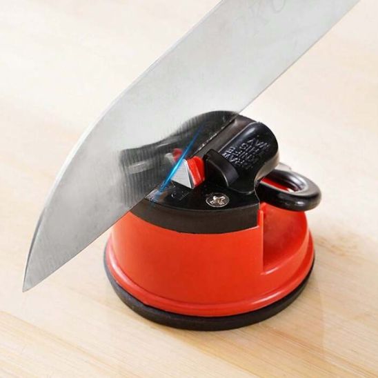 aiguiseur couteau rouge et noir sur table