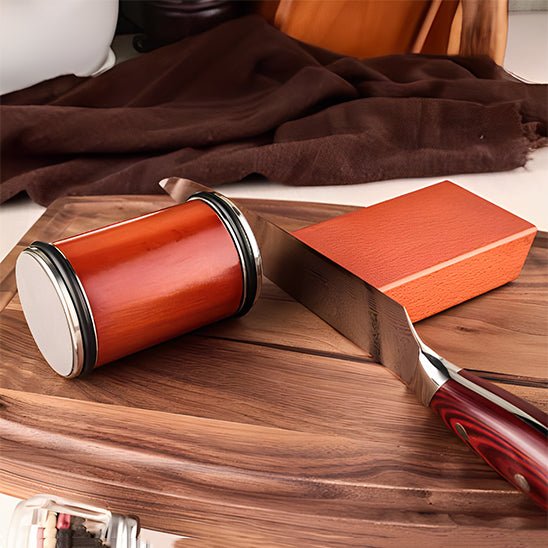 aiguiseur de couteaux sur une planche à découper en bois