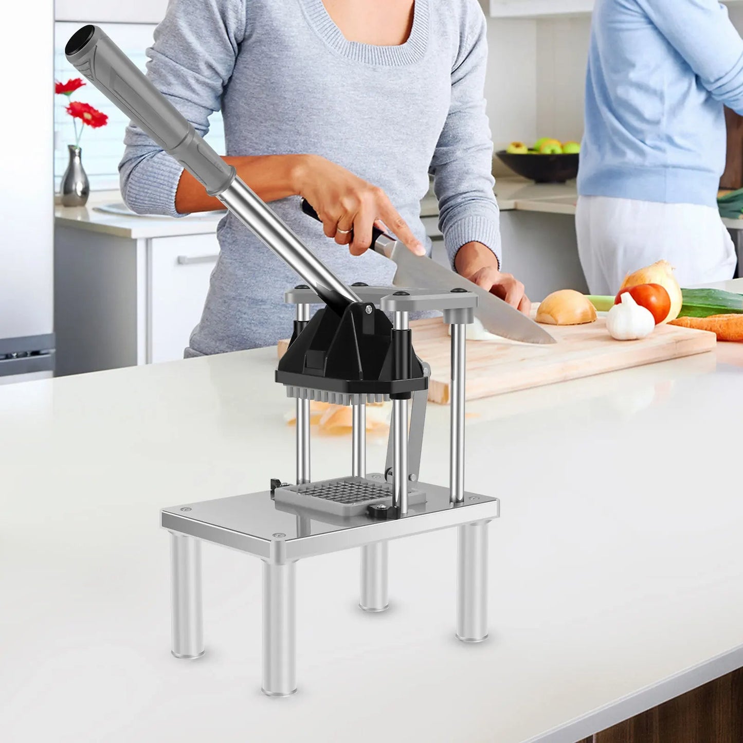 coupe frites sur un plan de travail de cuisine