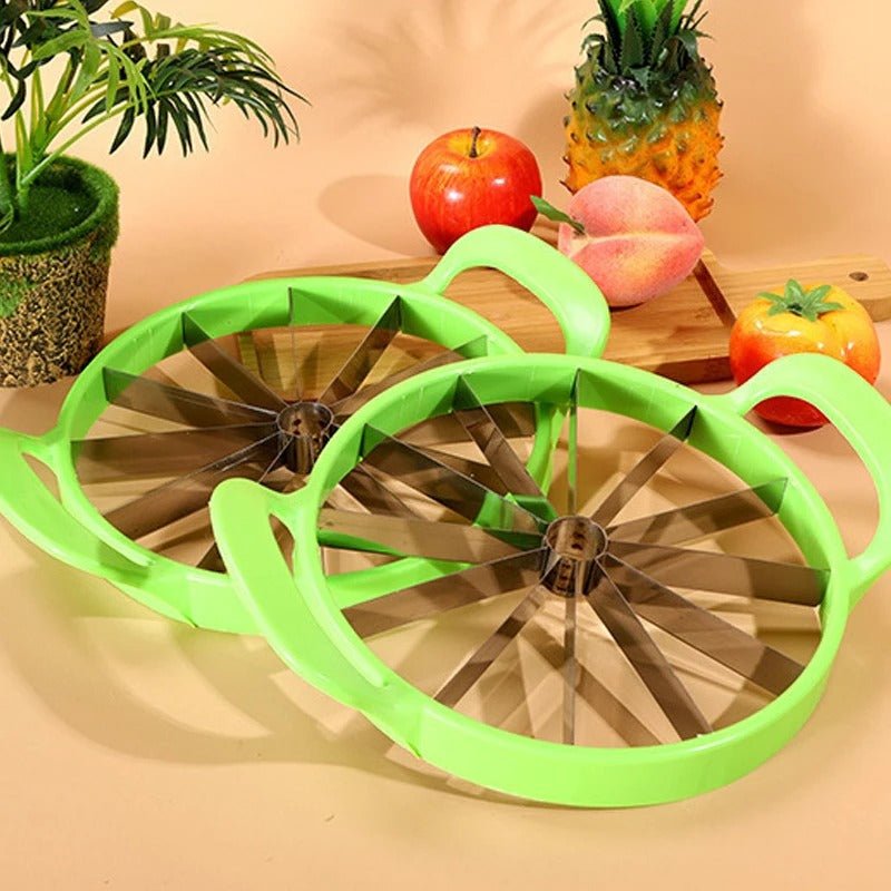 coupe legume pose sur une table avec des fruits