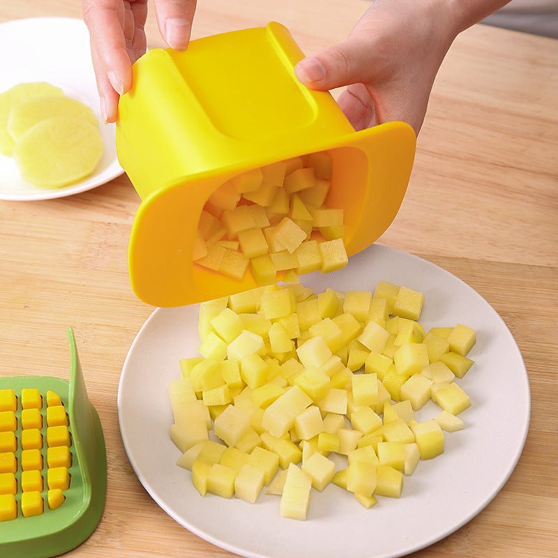 coupe legumes avec des pommes de terre coupées en dés