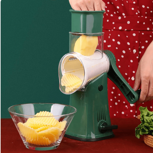coupe legumes femme tranchant une pomme de terre