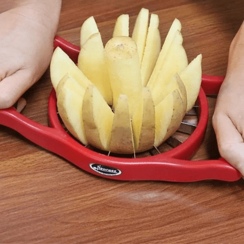 coupe legumes personne coupant un fruit