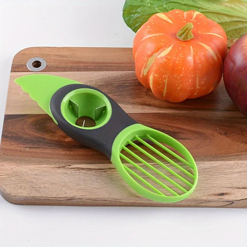coupe legumes posé sur une planche en bois avec des légumes