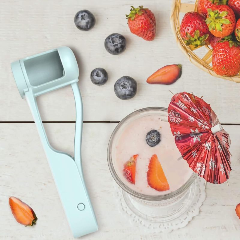 coupe légumes présenté avec des fruits et un smoothie