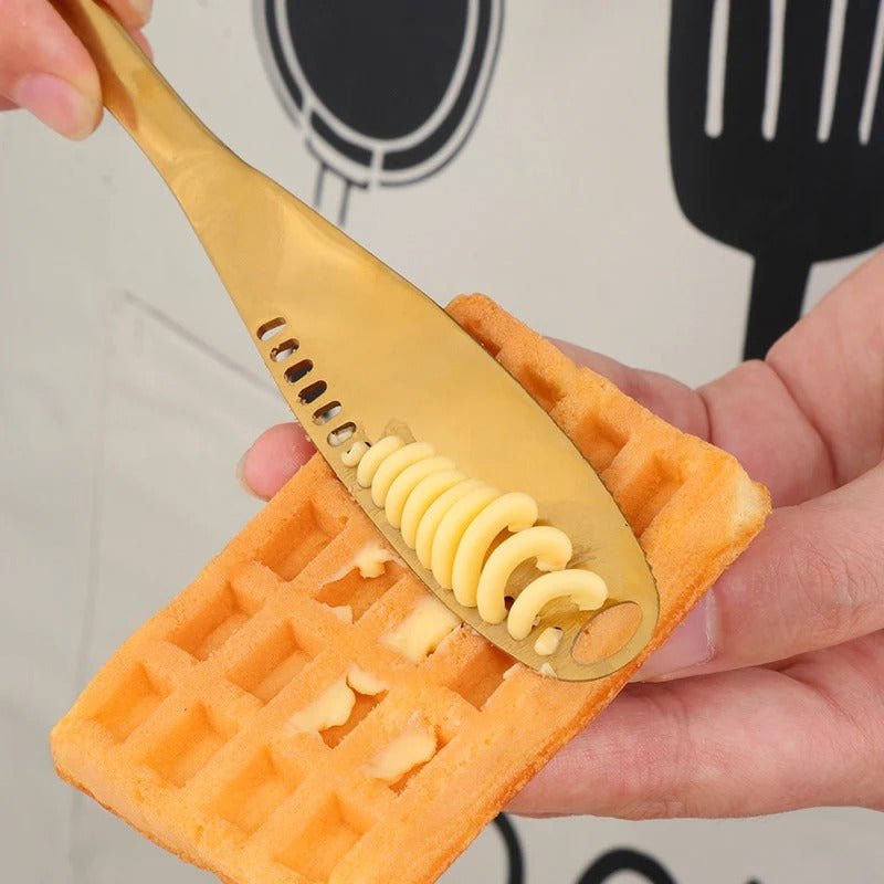 couteau à beurre étalage de beurre sur une gaufre