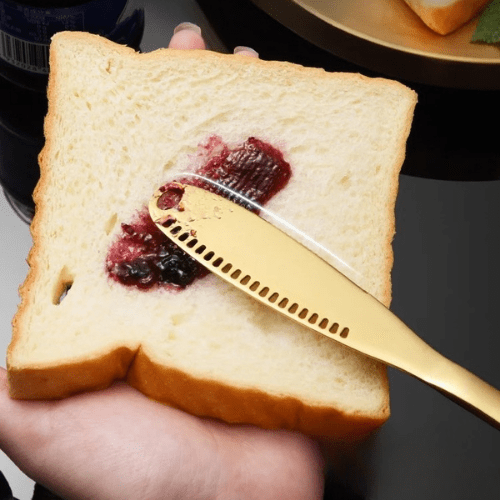 couteau à beurre étalage de confiture sur du pain de mie