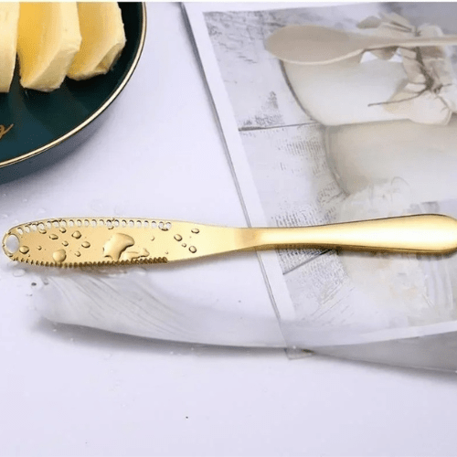 couteau à beurre mouillé sur une table