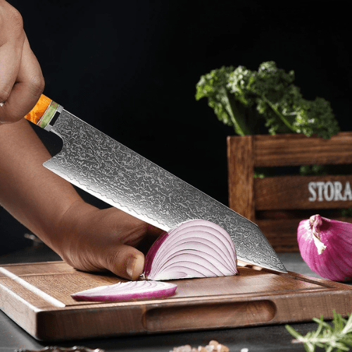 couteau de chef coupe d'un oignon