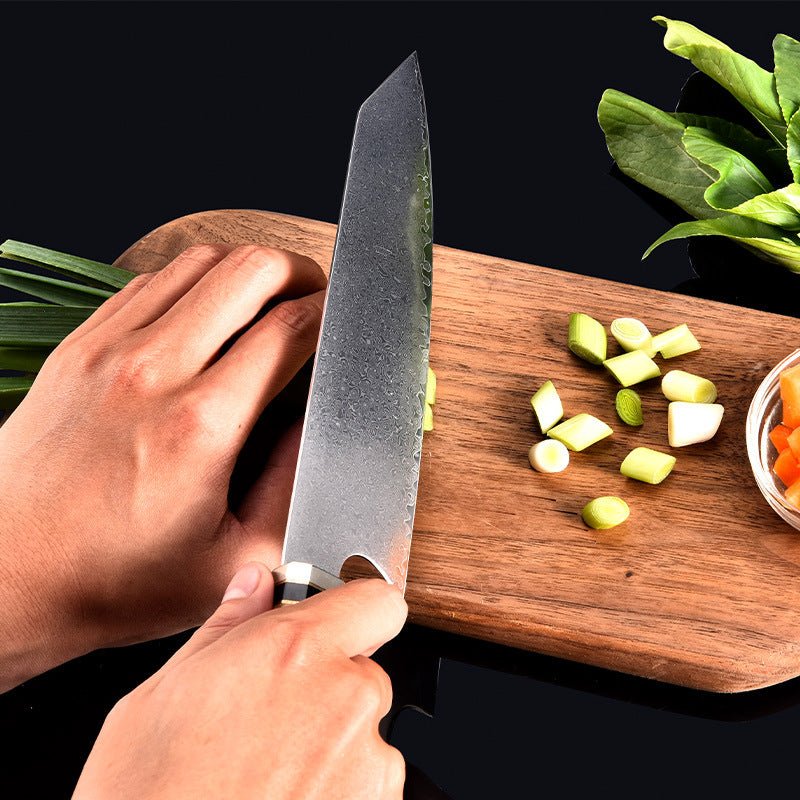 couteau de chef personne coupant un poireau