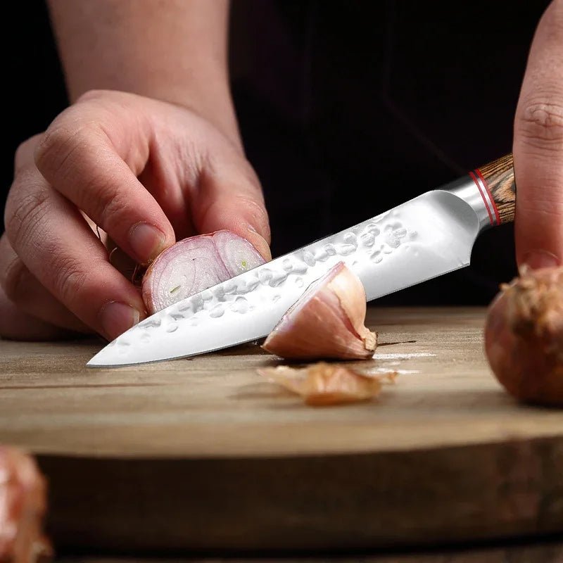 couteau de cuisine coupe d'un oignon
