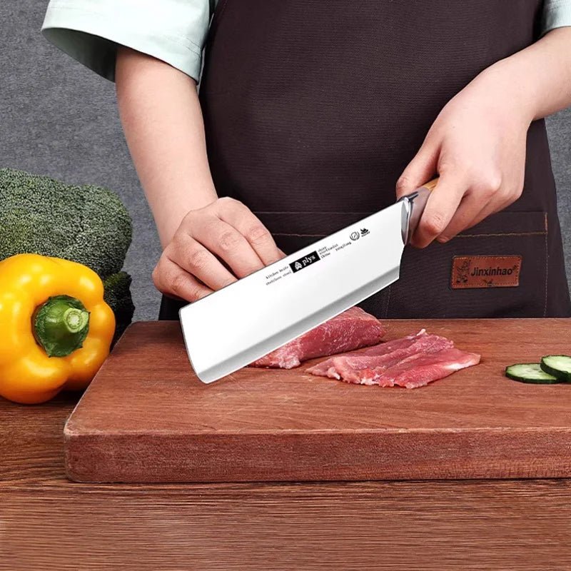 couteau de cuisine découpe de viande sur une planche à découper