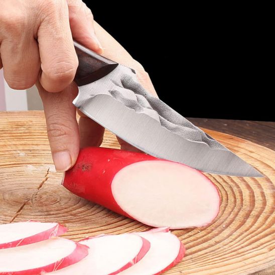 couteau de cuisine découpe d'un cervelas