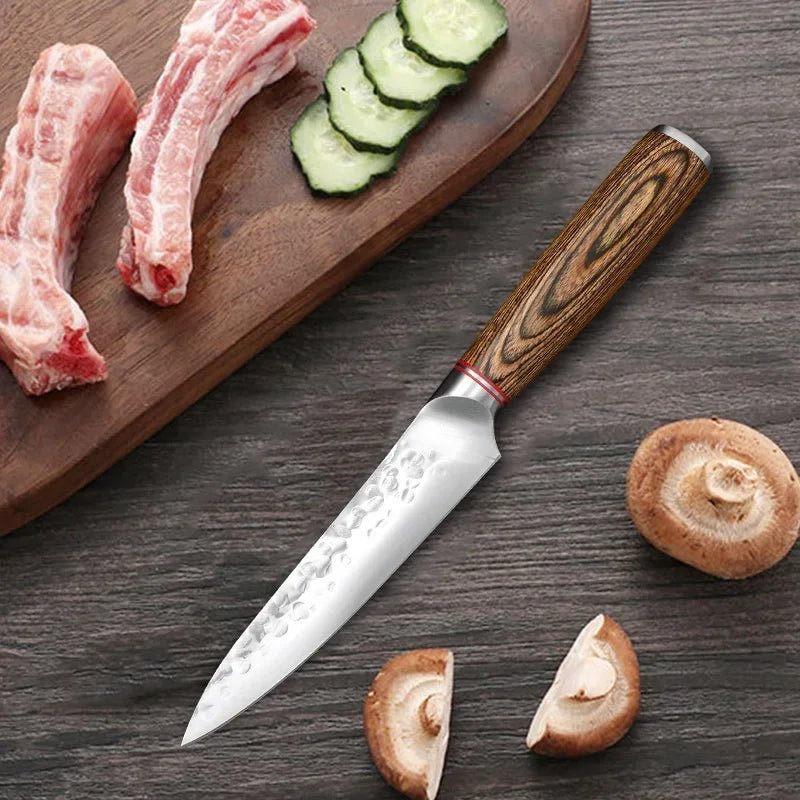 couteau de cuisine exposé avec des aliments autour