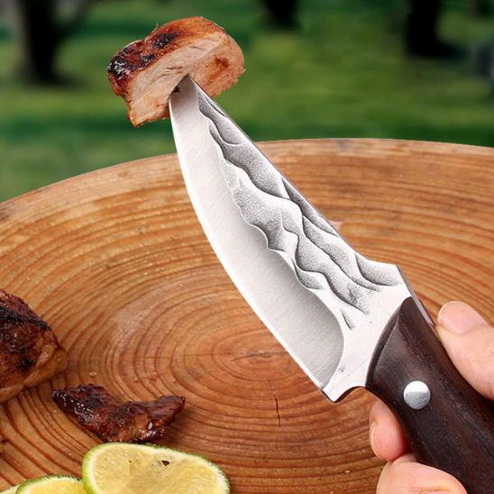 couteau de cuisine morceau de viande piqué au bout du couteau