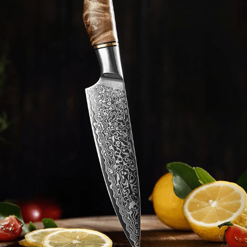 couteau japonais damas piqué sur une planche avec des fruits autour
