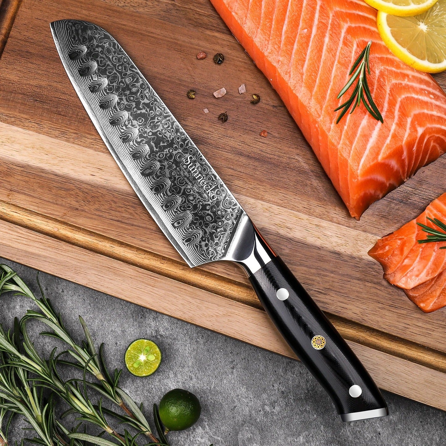 couteau santoku avec du saumon