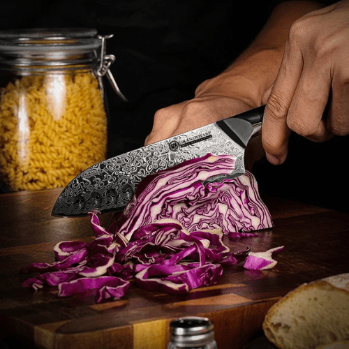 couteau santoku coupe d'un chou rouge