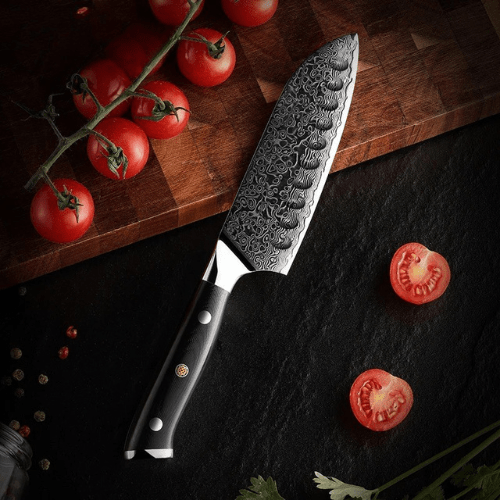 couteau santoku exposé avec des tomates