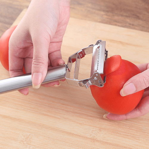 econome épluchage d'une tomate