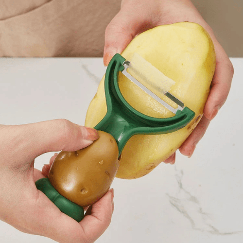 Econome personne épluchant une pomme de terre