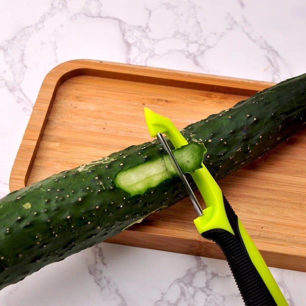 eplucheur avec un concombre sur planche à decouper
