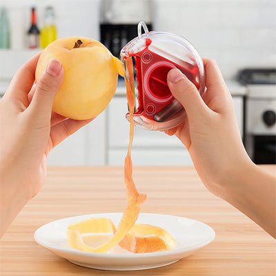 eplucheur personne en train d'éplucher une pomme