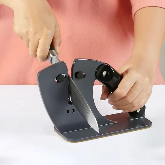 femme qui aiguise un couteau avec aiguiseur couteau