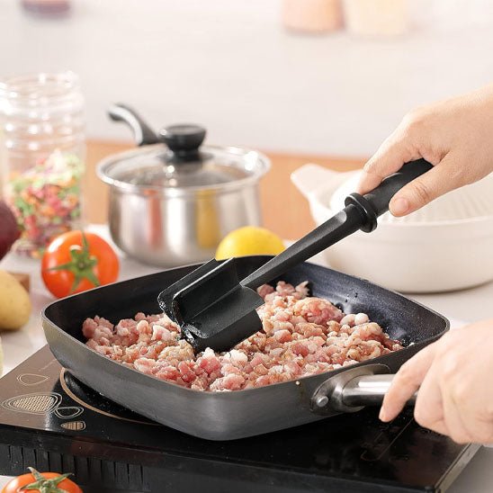 hachoir à viande manuel mélange de viande dans une poêle