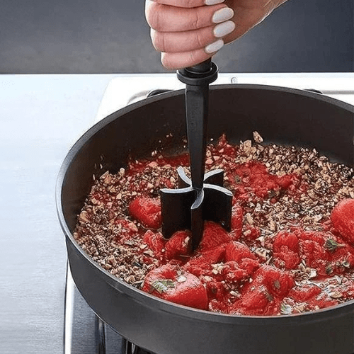 hachoir à viande manuel mélange de tomate et de viande