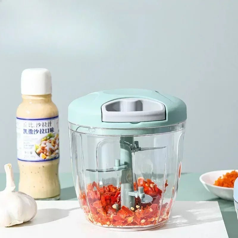 hachoir avec aliments coupés dedans
