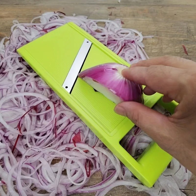 mandoline cuisine coupe d'un oignon