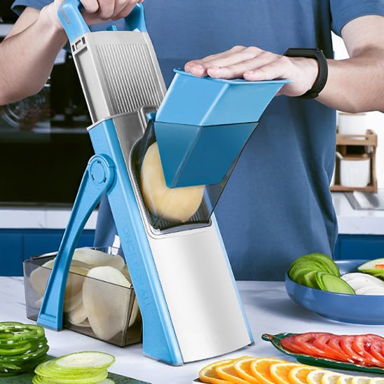 mandoline cuisine personne coupant légume