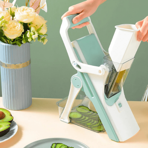 mandoline cuisine posée sur une table avec un pot de fleurs derrière