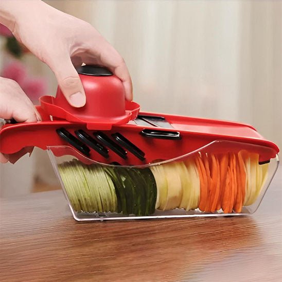 mandoline cuisine présentée avec des légumes dans son bac