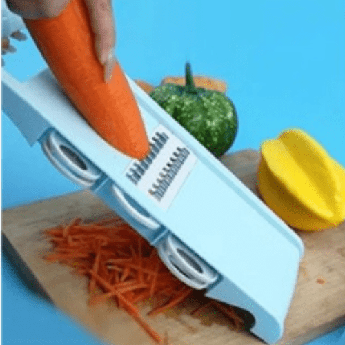 mandoline cuisine râpage de carotte sur une planche a découper