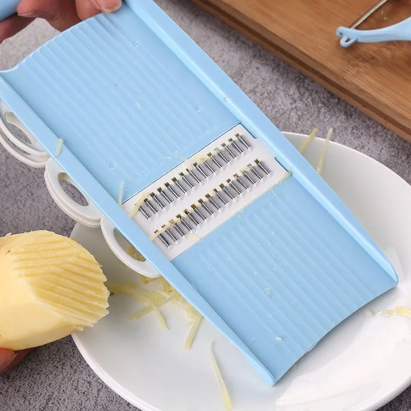 mandoline cuisine sur une assiette avec une pomme de terre