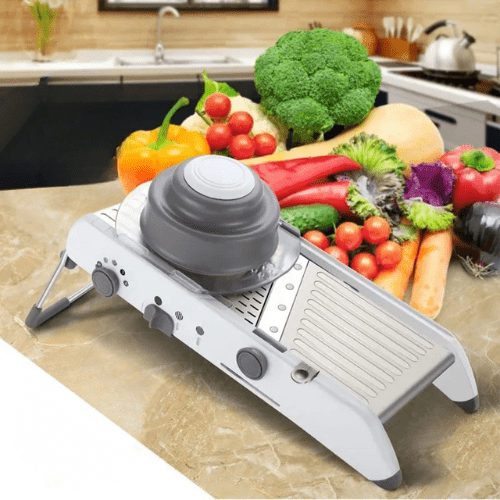 mandoline cuisine sur une table avec des légumes derrière