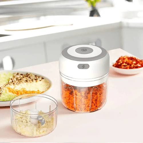mini hachoir sur table dans une cuisine
