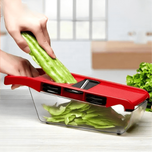 personne coupant un concombre avec mandoline cuisine