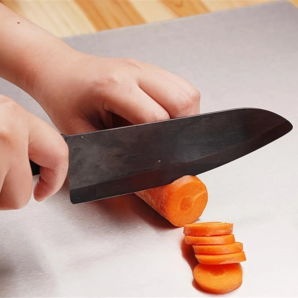 personne qui coupe une carotte sur planche à découper
