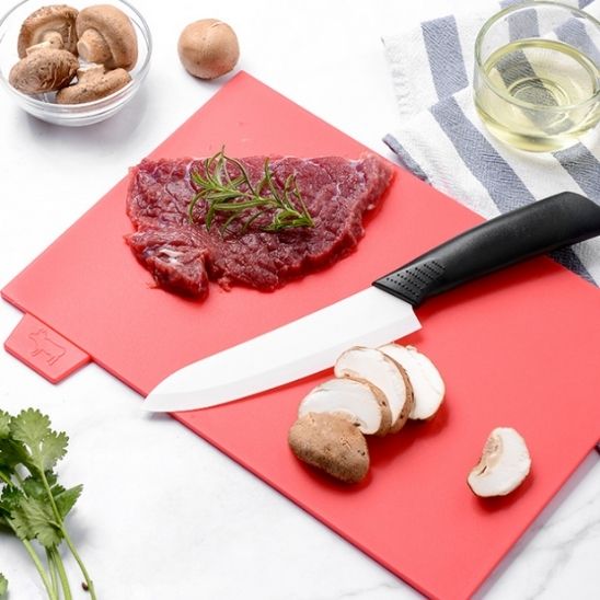 Planche à découper avec champignon et viande