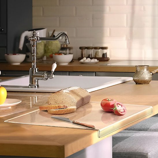 planche a decouper avec des aliments dessus