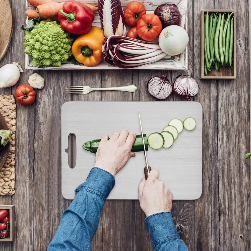 planche à découper avec des légumes