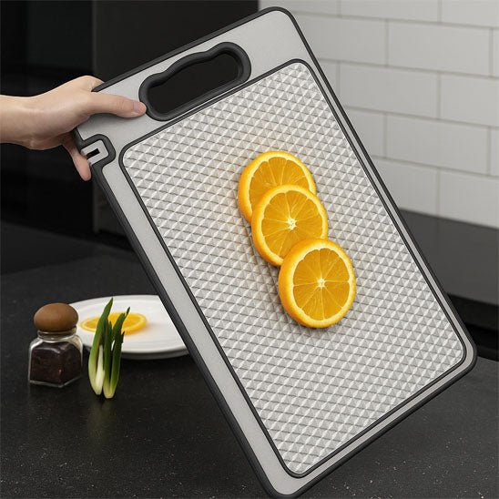 planche a decouper avec des rondelles d'orange dessus