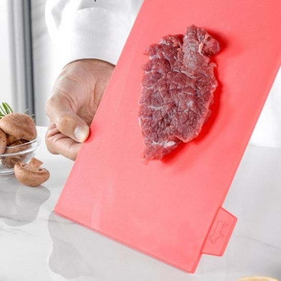 Planche à découper avec un morceau de viande dessus